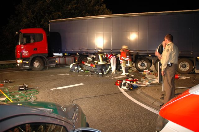 Verkehrsunfall Abfahrt B9 - angetrunkene Fahrerin rammt LKW